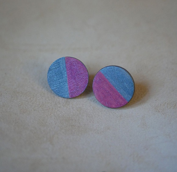 Pendientes redondos de madera pintados en gris y fucsia d&uacute;o efecto met&aacute;lico