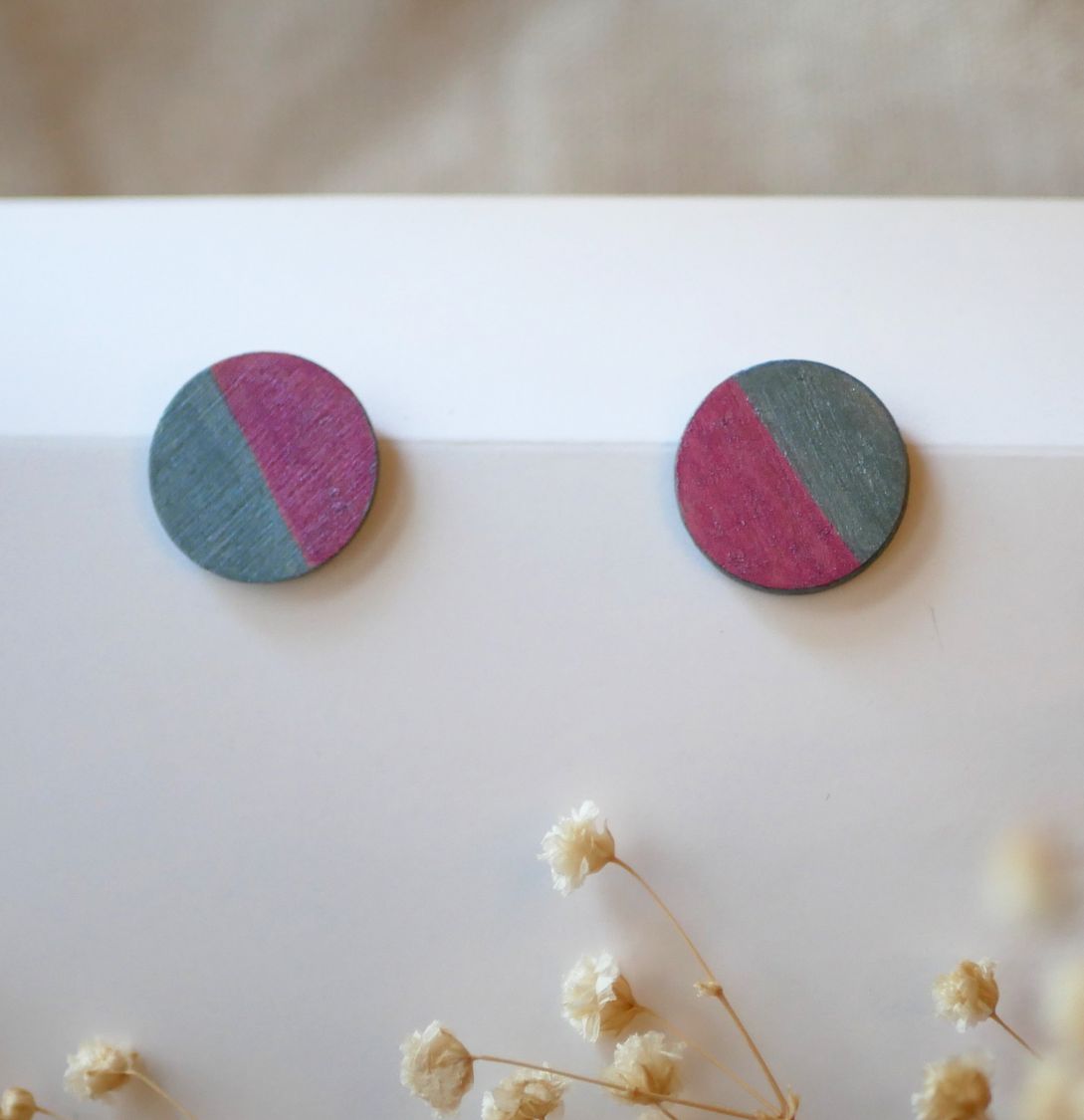 Pendientes redondos de madera pintados en gris y fucsia dúo efecto metálico