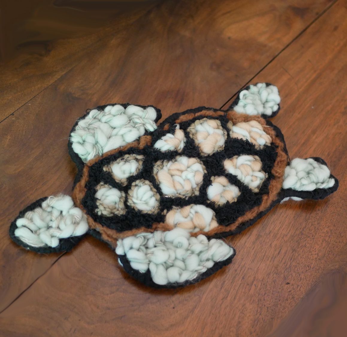 Décoration Tortue marine en tissage de laine noir et vert