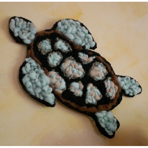 D&eacute;coration Tortue marine en tissage de laine noir et vert