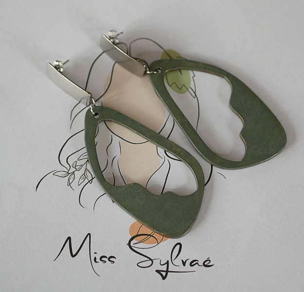 Grandes pendientes de madera pintados de verde de gris