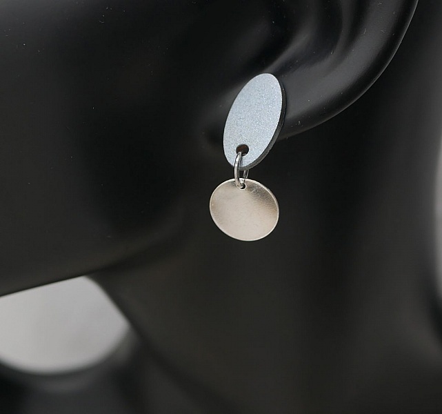 Peque&ntilde;os pendientes geom&eacute;tricos de madera en plata gris azulada 