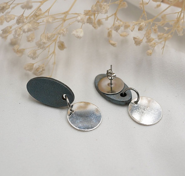 Peque&ntilde;os pendientes geom&eacute;tricos de madera en plata gris azulada 