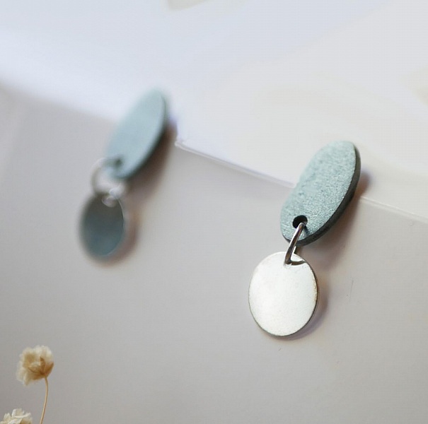 Peque&ntilde;os pendientes geom&eacute;tricos de madera en plata gris azulada 
