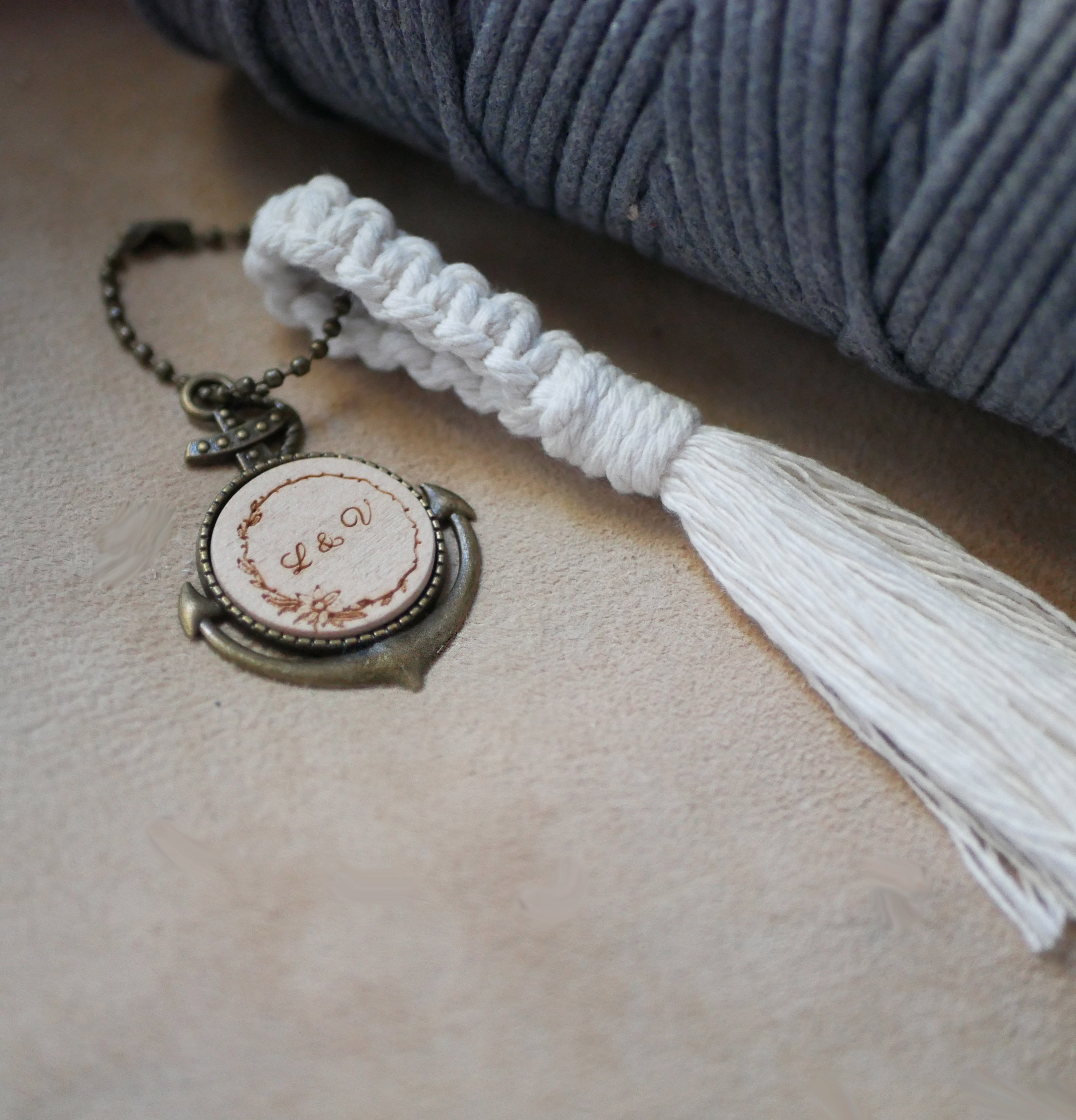 Porte-cl&eacute;s ancre marine au cabochon bois grav&eacute; personnalis&eacute; et suspension en macram&eacute;