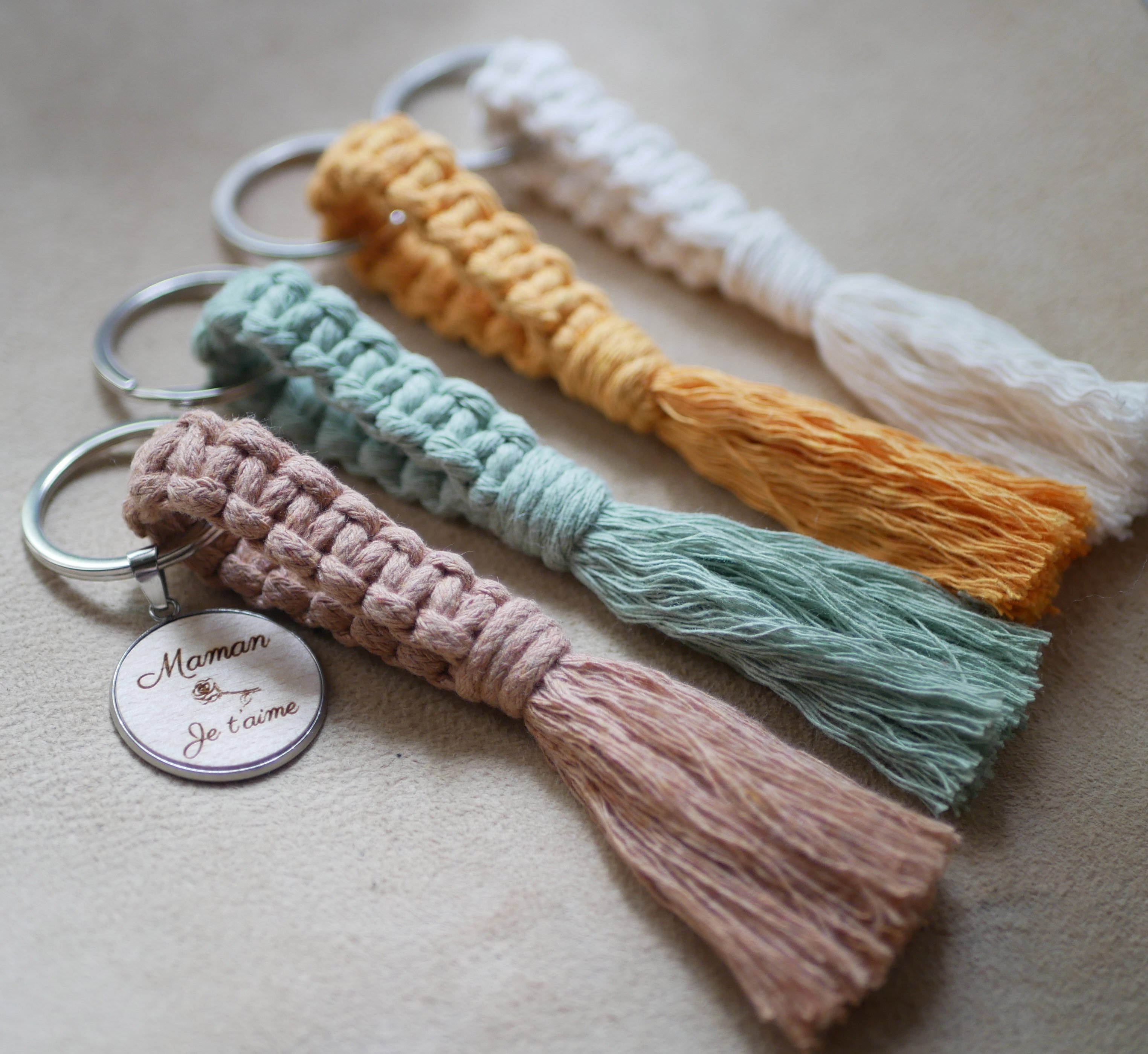 Porte-cl&eacute;s macram&eacute; et cabochon en bois grav&eacute; personnalis&eacute; sur anneau argent&eacute;