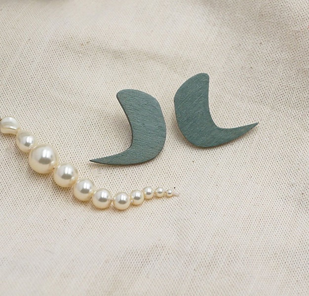 Pendientes gr&aacute;ficos de madera metalizada gris