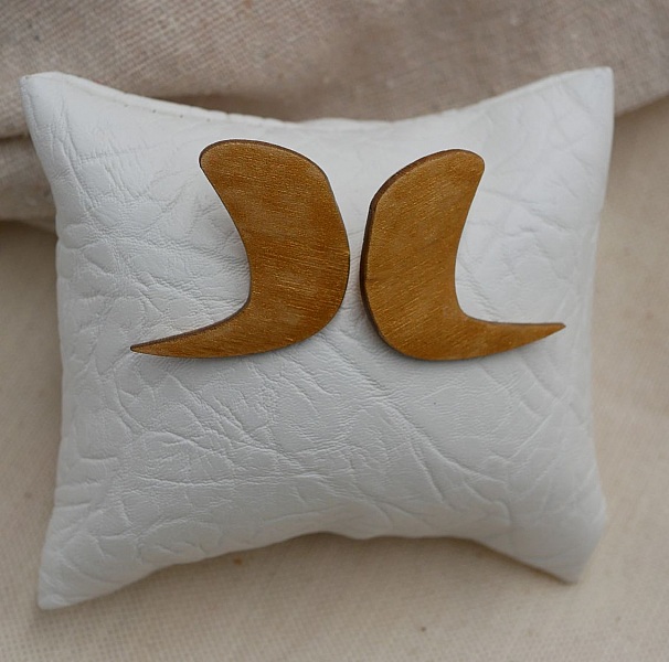 Pendientes gr&aacute;ficos de madera dorada