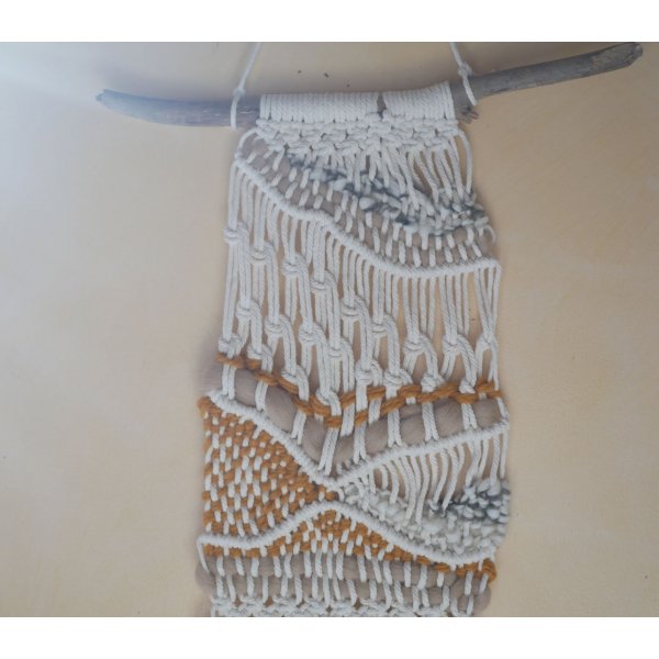 Suspension murale macram&eacute; et tissage laine &eacute;cru et ocre