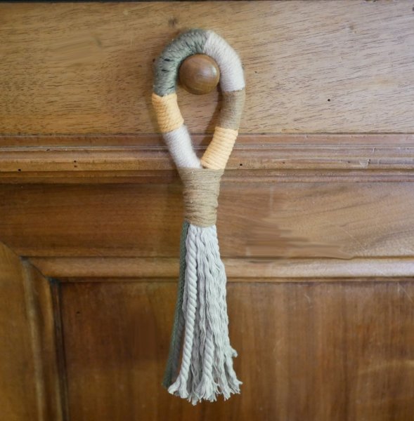 Suspension pompon macram&eacute; pour poign&eacute;e de porte