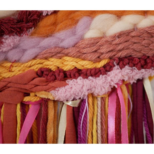 Suspension tissage mural aux laines de couleurs vives et longues franges