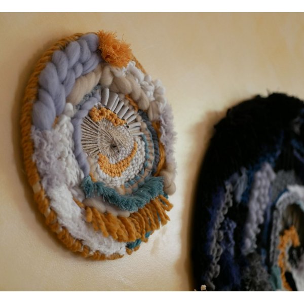 Tissage rond mural contemporain et boh&egrave;me aux pompons fantaisie