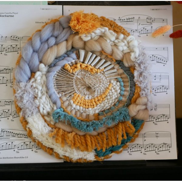 Tissage rond mural contemporain et boh&egrave;me aux pompons fantaisie