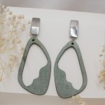 Grandes pendientes de madera pintados de verde de gris