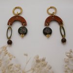 Pendientes de madera, piedras preciosas y latón dorado