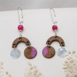 Pendientes de madera de nogal con cuentas fucsia