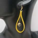 Pendientes de cuero amarillo mostaza y piedras preciosas 