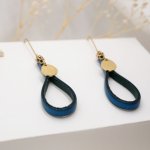 Pendientes de cuero azul con borla dorada