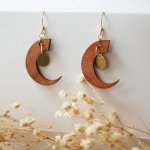 Pendientes luna de madera de cerezo con gotas doradas