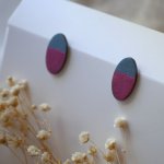 Pendientes ovalados de madera pintados en fucsia y gris efecto metalizado