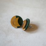 Pendientes redondos de madera con lunas en verde oscuro y dorado