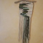 Suspension tissage mural "Les rivières végétales" en laines et coton de couleurs vert d'eau et longues franges