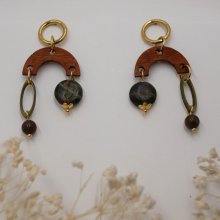 Pendientes de madera, piedras preciosas y latón dorado