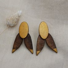 Pendientes de cigarra en madera de nogal y dorada 