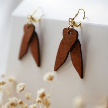 Pendientes de madera de cigarra, madera de cerezo, chapados en oro