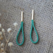 Pendientes de cuero de jade con tachuelas rectangulares doradas largas