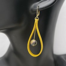 Pendientes de cuero amarillo mostaza y piedras preciosas 