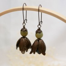 Pendientes de pétalos grandes de latón natural y cuentas de piedras preciosas 