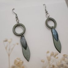 Pendientes de hojas de madera y metal con pátina gris verdosa