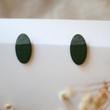 Pendientes ovalados de madera pintados en dúo verde y gris efecto metálico