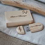 Memoria USB de 128 GB 3.0 en estuche personalizado de madera clara de arce