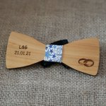 Pajarita de madera para boda grabada con alianzas fabricada en Francia