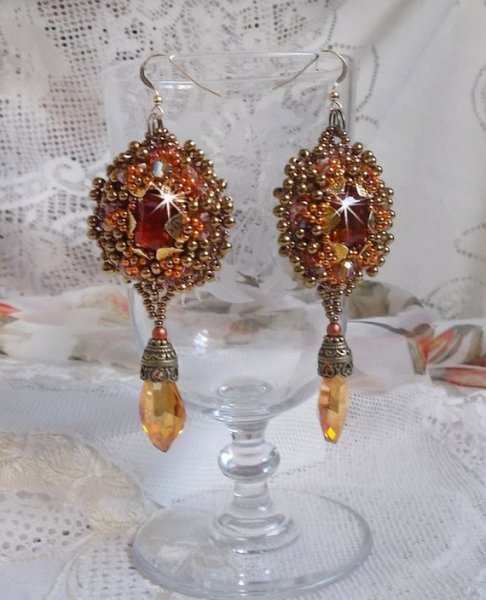 BO Harmony Ámbar bordado con cristales de Swarovski, cabujones de cristal bohemio de los años 60, minicuentas, cuentas de rocalla y ganchos de oro de 14 quilates.