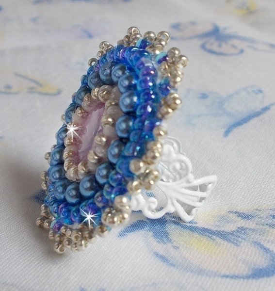 Anillo Azur bordado con cristales de Swarovski y perlas