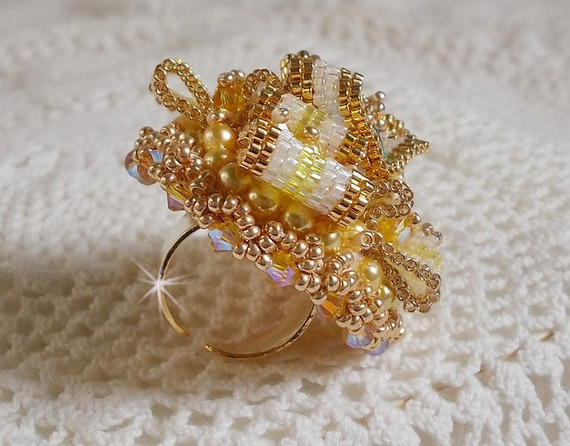 Anillo Sunflower Gold Haute-Couture bordado con rocallas chapadas en oro de 24 quilates y cristales de Swarovski 