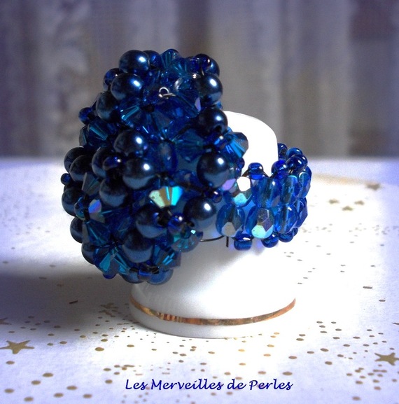 Anillo Night Blue con facetas y espirales de cristal Swarovski