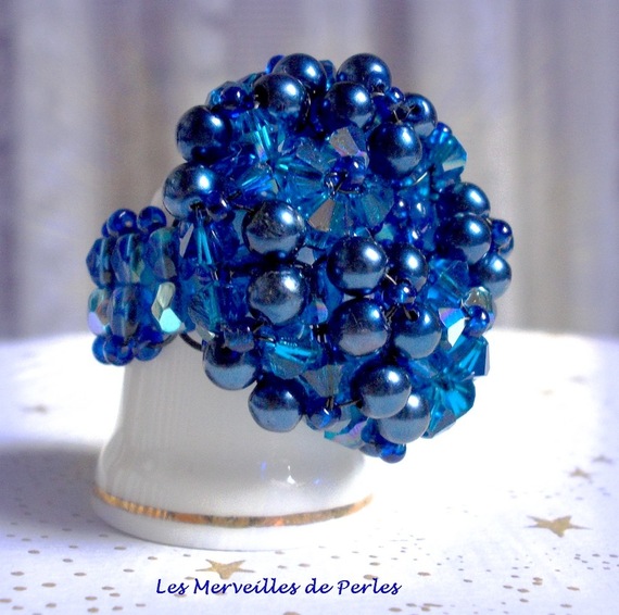 Anillo Night Blue con facetas y espirales de cristal Swarovski