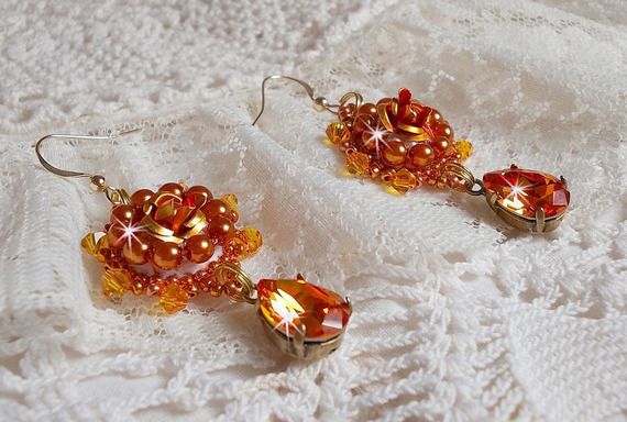 BO Lady en naranja bordado con cristales Swarovski Tangerine, cuentas de semillas y cuentas de cristal bohemio