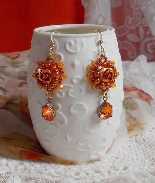 BO Lady en naranja bordado con cristales Swarovski Tangerine, cuentas de semillas y cuentas de cristal bohemio