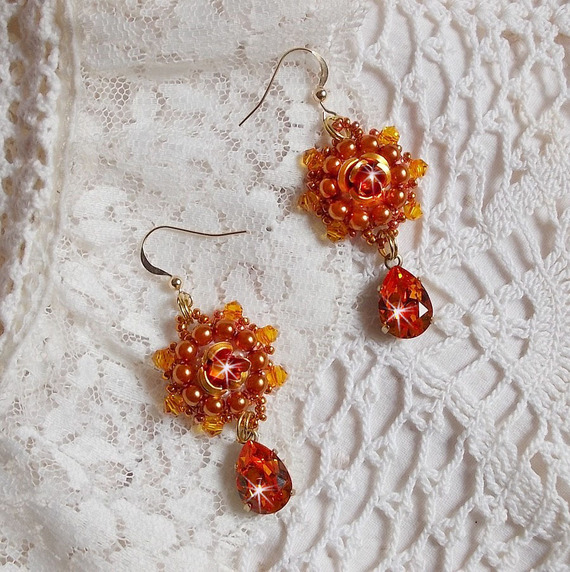 BO Lady en naranja bordado con cristales Swarovski Tangerine, cuentas de semillas y cuentas de cristal bohemio