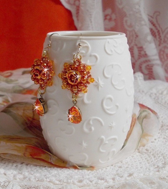 BO Lady en naranja bordado con cristales Swarovski Tangerine, cuentas de semillas y cuentas de cristal bohemio