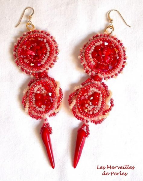 BO Coralie bordada con piedras semipreciosas de coral, cristales de Swarovski, cuentas de rocalla y ganchos de oro de 14 quilates