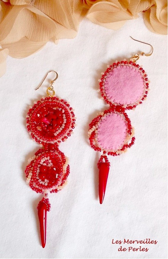 BO Coralie bordada con piedras semipreciosas de coral, cristales de Swarovski, cuentas de rocalla y ganchos de oro de 14 quilates