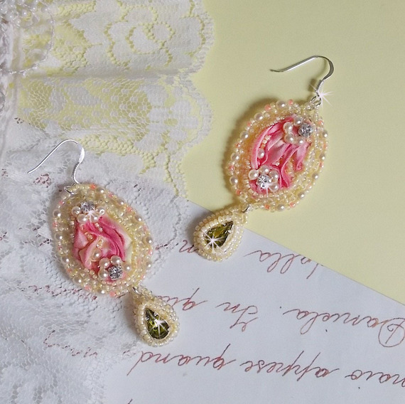 BO Les Délices de l'Eté brodées avecdes strass sur un ruban de soie Shibori jaune et rose, des rocailles et des crochets d'oreilles en argent 925/1000