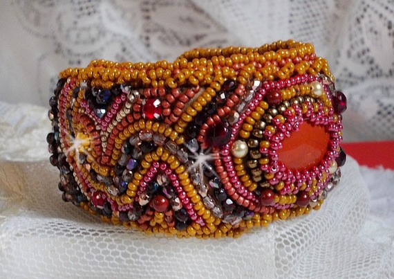 Pulsera brazalete de jaspe rojo bordada con un cabujón de jaspe rojo, cristales de Swarovski y cuentas de rocalla