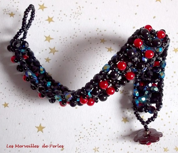 Pulsera de cuentas de terciopelo negro y rojo con facetas y cuentas de cristal nacarado